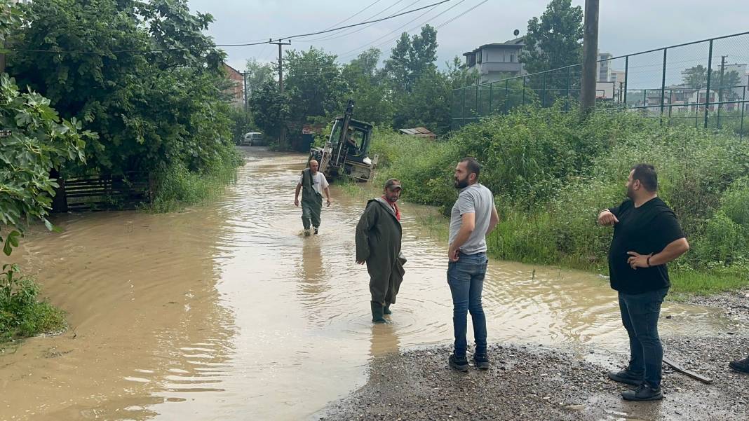 Fatsa’yı sağanak vurdu! Yollar göle döndü, iş yerleri ve araçlar sular altında kaldı 5